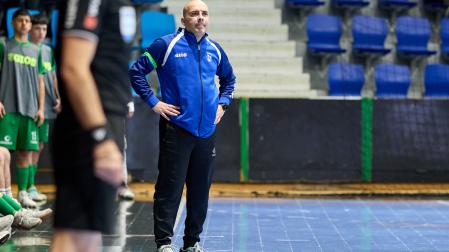 El entrenador Miguel Hernández, en el banquillo de Osasuna Magna