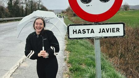 Paulette Flores, junto a un cartel durante la última Javierada en Navarra