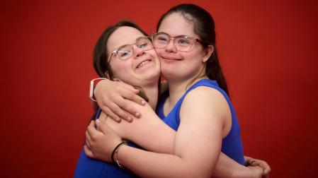 Abrazo entre las gimnastas Andrea de Jesús e Ines Alli, que competirán este domingo en el Campeonato de España