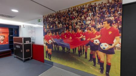 Esta imagen del domingo 8 junio de 1980, con motivo del homenaje del ascenso, se ha colocado en el vestuario de Osasuna en ElSadar. A la izquierda aparecen, Echeverría y Martín, y a la derecha, encabezando el grupo Clemente Iriarte, Iriguíbel y Lumbreras.osasuna