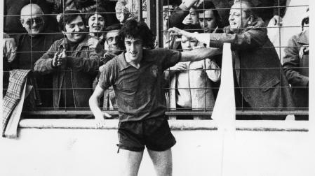 Martín, junto a la grada en un partido de la temporada 1980-81