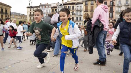 Foto de la jornada festiva organizada por la Asociación Navarra de Autismo (ANA) en la Plaza del Castillo