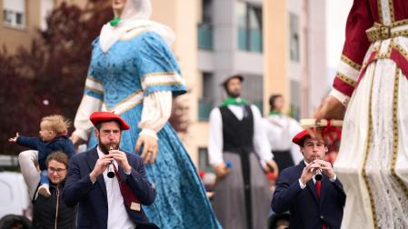Foto del desfile de los Gigantes de Huarte con motivo del 75 aniversario de la comparsa