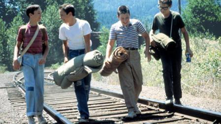 Fotógrama de la película 'Cuenta conmigo' ('Stand by me'), en la que cuatro amigos de 12 años se marchan de casa en busca de un chico de su edad desaparecido.