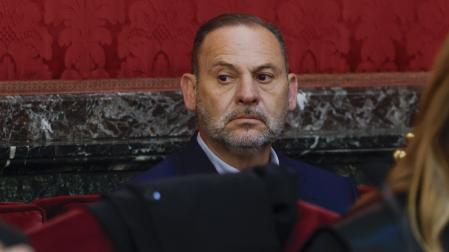 El exministro José Luis Ábalos en el banquillo de los acusados este martes en el primer día del juicio. EFE