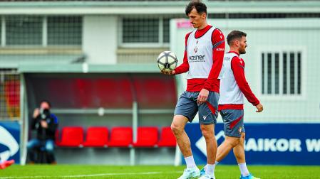 Ante Budimir, con el balón retro con el que se jugará el partido