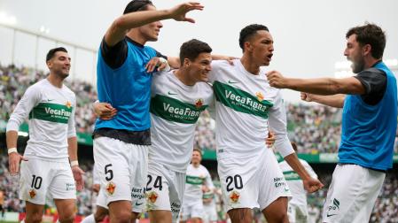 El futbolista del Elche Lucas Cepeda celebra el gol en el partido con el Valencia