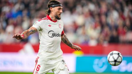 El defensa del Sevilla Nemanja Gudelj, durante el partido de LaLiga de fútbol que Sevilla FC y Atlético de Madrid