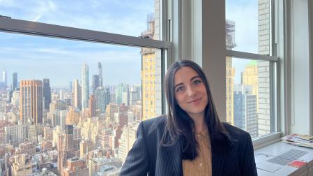 La joven tudelana posa en la ventana de su oficina, situada en la planta 47 del edificio Chrysler de Nueva York, construido en 1930 y uno de sus rascacielos más emblemáticos (cuenta con 77 pisos).