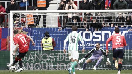 El delantero croata de Osasuna Ante Budimir (i) marca de penalti gol ante el Real Betis (1-1)
