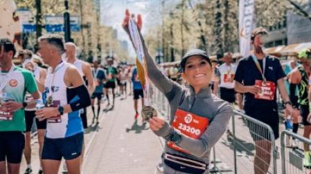 Verdeliss, la navarra Estefanía Unzu Ripoll, con su medalla tras acabar su 64ª maratón, esta vez en Rotterdam