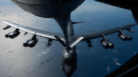 Un Air Force B-52H reposta en vuelo de un KC-135 durante los ataques de EE UU en Irán