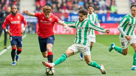 Abde y Víctor Muñoz, en una jugada este domingo en El Sadar