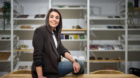 Leticia Senra Carreira se sienta en una mesa en la sala de reuniones de su estudio de arquitectura e interiorismo, en el polígono de Mutilva Baja