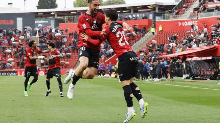 Los jugadores del Real Mallorca Darder y Pablo Torre (d) celebran uno de los goles del equipo durante el partido de la jornada 31 de LaLiga EA Sports entre el Real Mallorca y el Rayo Vallecano, este domingo en el Estadi Mallorca Son Moix