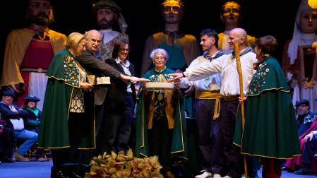 José María Aierdi, Adriana Ochoa y la Comparsa de Gigantes fueron nombrados cofrades de honor.