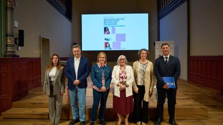 La presidenta de CERMIN, Mª Luz Sanz, con representantes institucionales