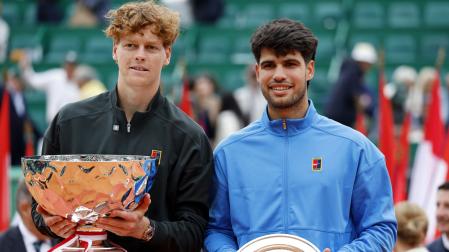 El italiano Jannik Sinner y Carlos Alcaraz posan con sus trofeos tras la final del Masters 1000 de Montecarlo