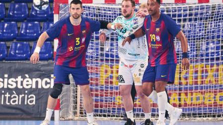 Antonio Bazán, con el 3 en la camiseta azulgrana, en el duelo del pasado sábado que dio el título de campeón de  la Liga Asobal al Barça
