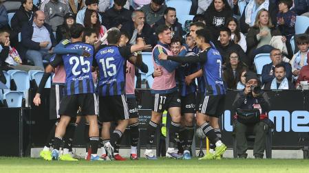 El jugador del Oviedo Federico Viñas (d), celebra su gol contra el Celta de Vigo, durante el partido de la jornada 31 de la LaLiga EA Sports de fútbol que Celta de Vigo y Real Oviedo disputan este domingo en el estadio de Balaídos