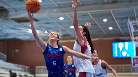 Faustine Parra lanza ante la presión de una jugadora de Bosonit