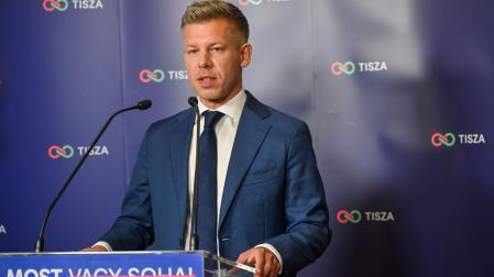 El conservador Péter Magyar ofrece una rueda de prensa mientras salen los resultados electorales