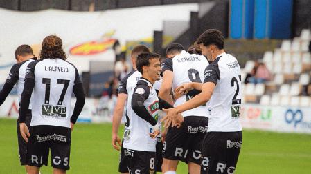 Los jugadores del Tudelano celebran uno de los tres goles que marcaron ante el Alfaro