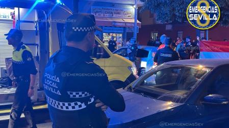 Policías locales de Sevilla, en el lugar del accidente, en foto de archivo.