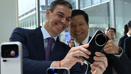 El presidente del Gobierno español, Pedro Sánchez, durante su visita este lunes en Pekín a la sede de la tecnológica Xiaomi junto a su fundador, Lei Juny