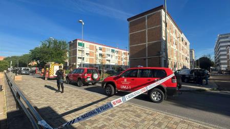 Bomberos y Policía Nacional han intervenido en la Fuensanta tras el asesinato de una mujer de 64 años a manos de su expareja, que roció el lugar con gas pimienta.
