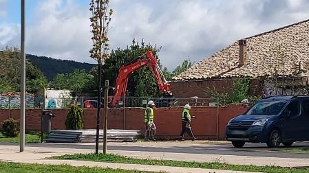 Vídeo de una excavadora comenzando las obras en el antiguo convento de Aranzadi tras el desalojo