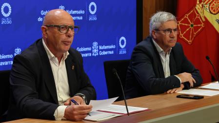 Carlos Gimeno, consejero de Educación, y el director general Gil Sevillano, en la rueda de prensa de este lunes