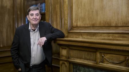 El escritor y director del Instituto Cervantes, Luis García Montero, publica 'La mejor edad'