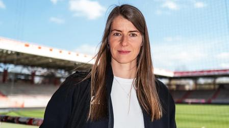 Marie-Louise Eta, en el estadio An der Alten Försterei del Union Berlin en una entrevista reciente publicada en la web del club alemán