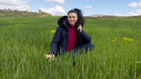 María José Arrondo, presidenta de la Producción Agraria Ecológica de Navarra, en un campo de trigo ecológico.