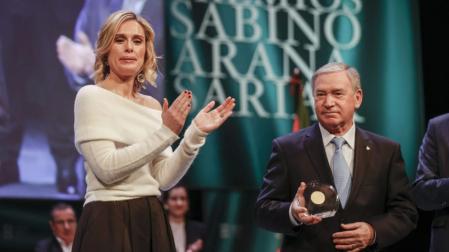 El entrenador de fútbol Javier Clemente recoge el premio de manos de Mireia Zarate en el acto de entrega de los Premios Sabino Arana 2023 en Bilbao