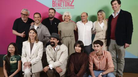 El director de cine Joaquín Mazón (tercero por la izquierda en la fila de atrás) posa con miembros del reparto durante el pase gráfico de presentación de la película 'La Familia Benetón +2'