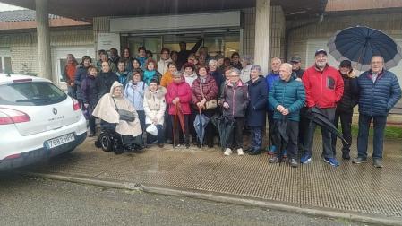Participantes en el primer 'Paseo Saludable' de este lunes desde el Centro de Salud de Alsasua.