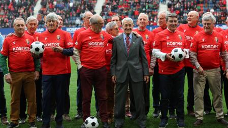 Pepe Alzate, en el centro de la imagen, junto a aquel equipo histórico, homenajeado este domingo en El Sadar