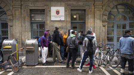 Varias de las personas desalojadas del convento de Agustinas esperan en la oficina municipal de la calle Zapatería 72 para solicitar su certificado de empadronamiento