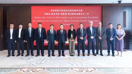 MENSAJE DE BIENVENIDA A CHIVITE. La presidenta María Chivite, entre el vicepresidente de la constructora china CSCEC, Chen Yong, con pañuelo rojo al cuello, y el consejero Mikel Irujo, junto a los representantes de la empresa y de la delegación navarra