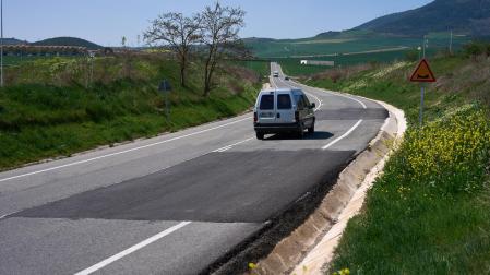 Una de las zonas reparadas y de las señales de obra a lo largo de la NA-6009 en la zona de Beriáin