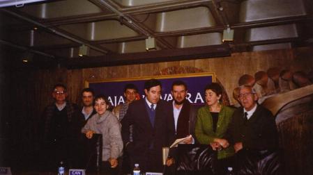 Presentación del número 100 de Río Arga, en 2001: de izquierda a derecha, Jesús Mauleón, Alfonso Pascal, Blanca Gil, Carlos Mata, Víctor Manuel Arbeloa, Juan Ramón Corpas, Maite Pérez Larumbe y Jesús Górriz