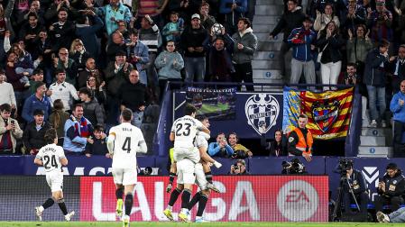 Locura en el Ciutat de Valencia tras el gol anotado por Carlos Espçi, felicitado por sus compañeros