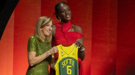La española Awa Fam Thiam (d) posa junto a la comisionada de la WNBA, Cathy Engelbert, tras ser seleccionada en el tercer lugar por las Seattle Storm en el draft