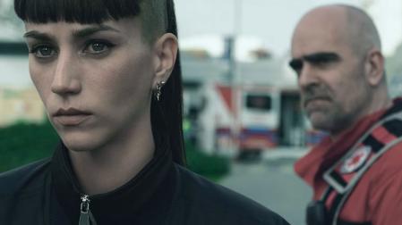 Claudia Salas y Luis Tosar en una imagen de la serie 'Salvador', estrenada en 2026