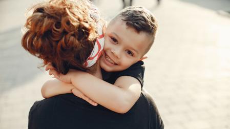 El abrazo, añade, activa circuitos cerebrales relacionados con la calma y el vínculo, y actúa como una herramienta de regulación del sistema nervioso