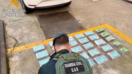 Vídeo de los 35 kilos de cocaína ocultos en los asientos de un coche durante un registro en Bera