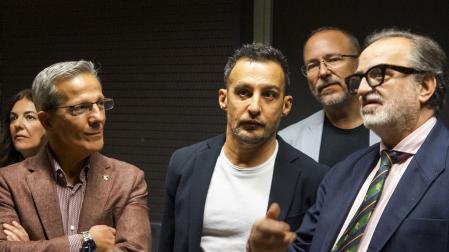 El director de cine Alejandro Amenábar, en el centro, participa este martes en el acto del treinta aniversario de la película 'Tesis' en la Facultad de Ciencias de la Información de la Universidad Complutense de Madrid