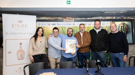 De izda. a dcha.: Beatriz Collar Álvarez (Bodegas Unzu by Julián Chivite), Mauro Milagro González (La Catedral), Luis Salcedo Irala (Remigio), Aitor Castellano Sainz de Murieta (Pichorradicas), José Aguado Sada (Topero), y Celes Sebastián Ciria (Orden del Volatín)
